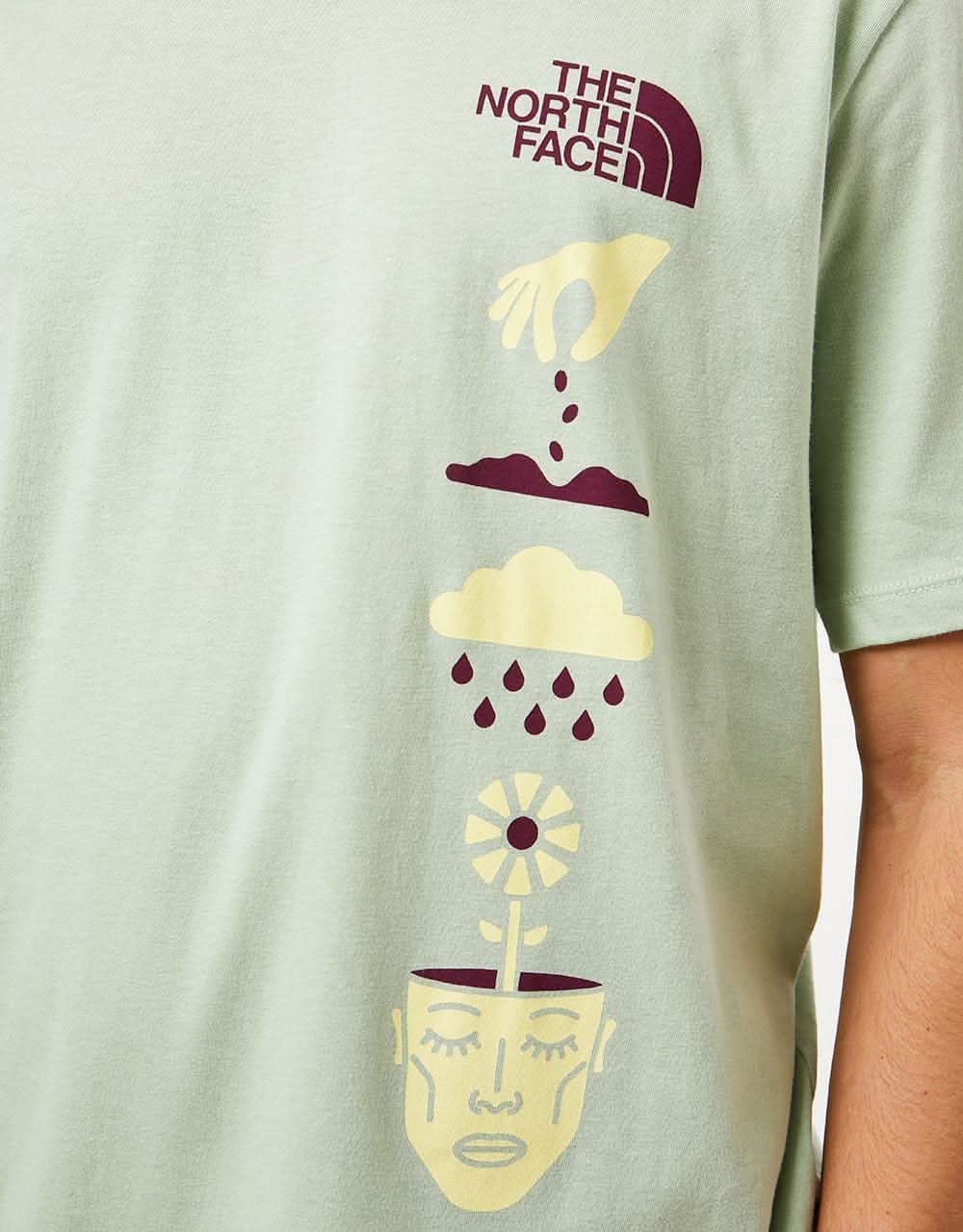 The North Face Brand Proud T-Shirt - Misty Sage/Snow