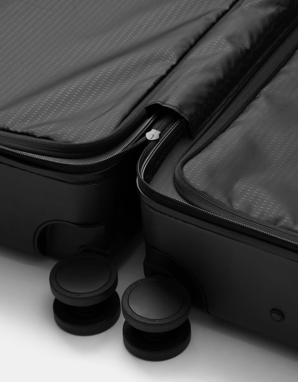 Db Ramverk Medium Check-in Luggage - Black Out