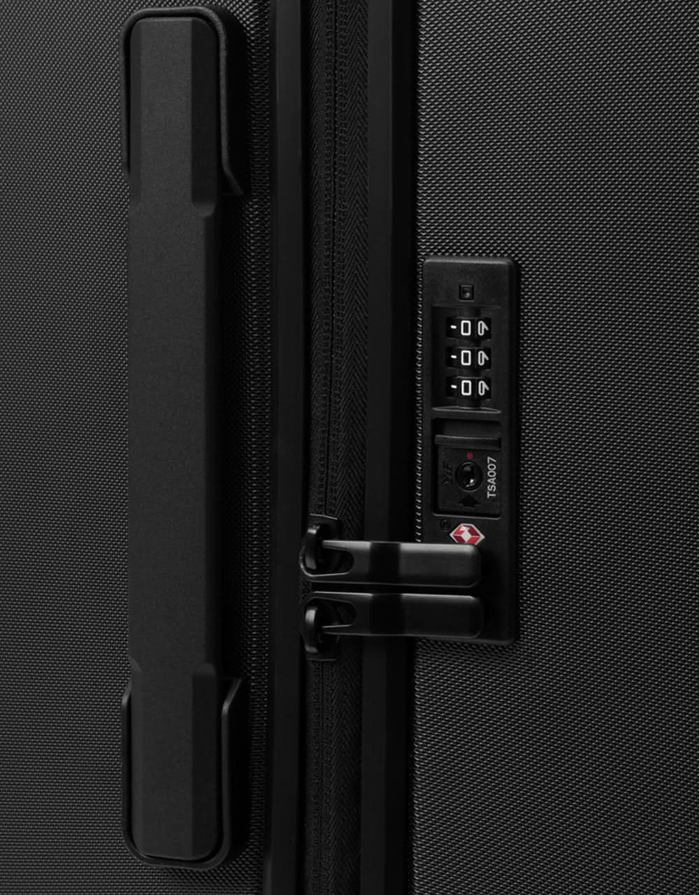 Db Ramverk Medium Check-in Luggage - Black Out