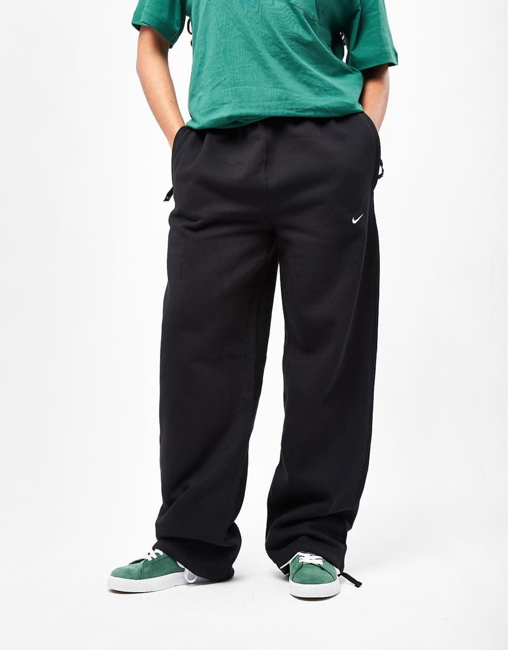 Nike Solo Swoosh Sweatpants (Straight) - Black/White – Route One