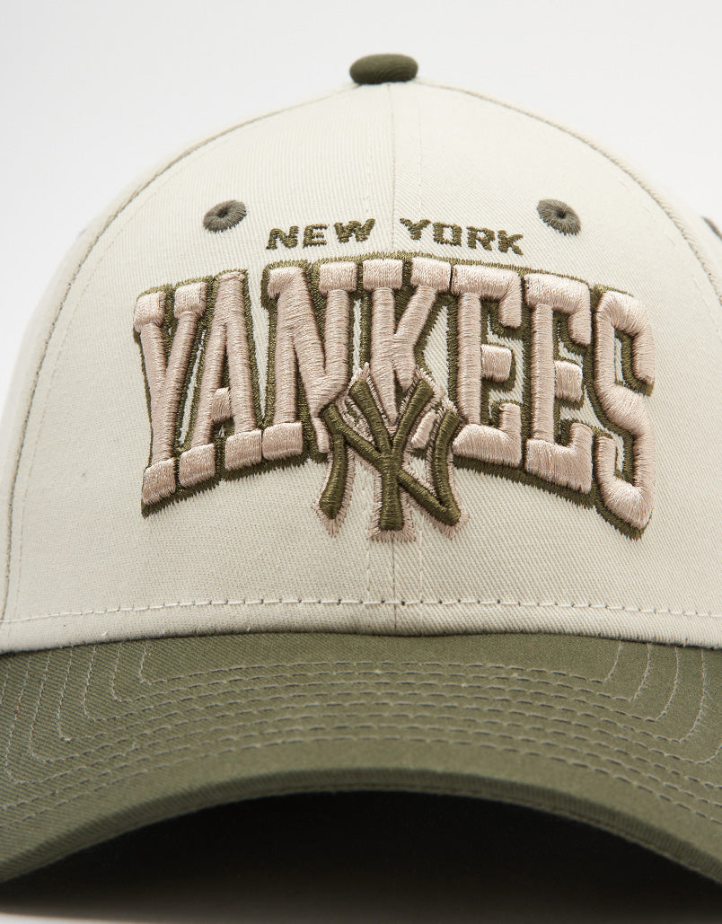 New Era 9Forty® New York Yankees White Crown Cap - New Olive/Stone