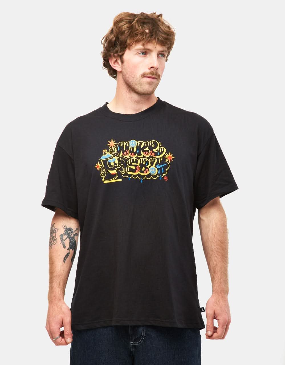 ★米国発/送関込*NIKE SB*新作*Paint Cans Tシャツ/BLACK★ Nike SB Paint Cans バックプリントTシャツ (Nike/Tシャツ