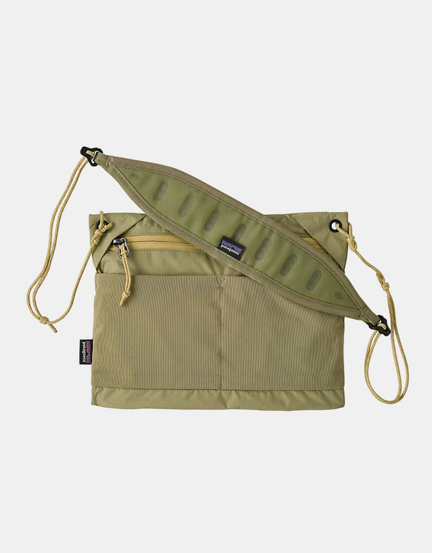 cross bag patagonia 32L Black Hole Pack Smolder Blue/Forge Grey and adjustable exterior compression straps manage different Patagonia Terravia Sacoche Cross-body Bag