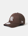New Era New York Yankees League Essential 9FORTY® Strapback Cap - Dark Brown