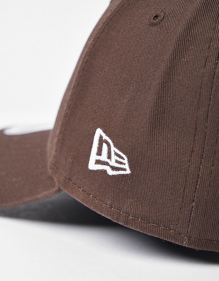 New Era New York Yankees League Essential 9FORTY® Strapback Cap - Dark Brown