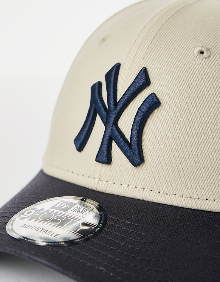New Era New York Yankees Colour Block 9FORTY® Strapback Cap - Light Cream/Navy