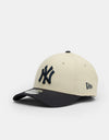 New Era New York Yankees Colour Block 9FORTY® Strapback Cap - Light Cream/Navy