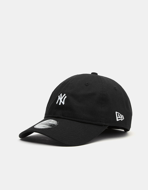 New Era New York Yankees Mini Logo 9TWENTY® Strapback Cap - Black/White