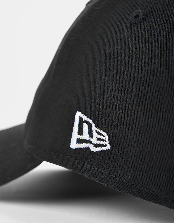 New Era New York Yankees Mini Logo 9TWENTY® Strapback Cap - Black/White