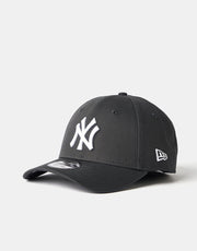 New Era New York Yankees League Essential 9FORTY® Strapback Cap - Charcoal