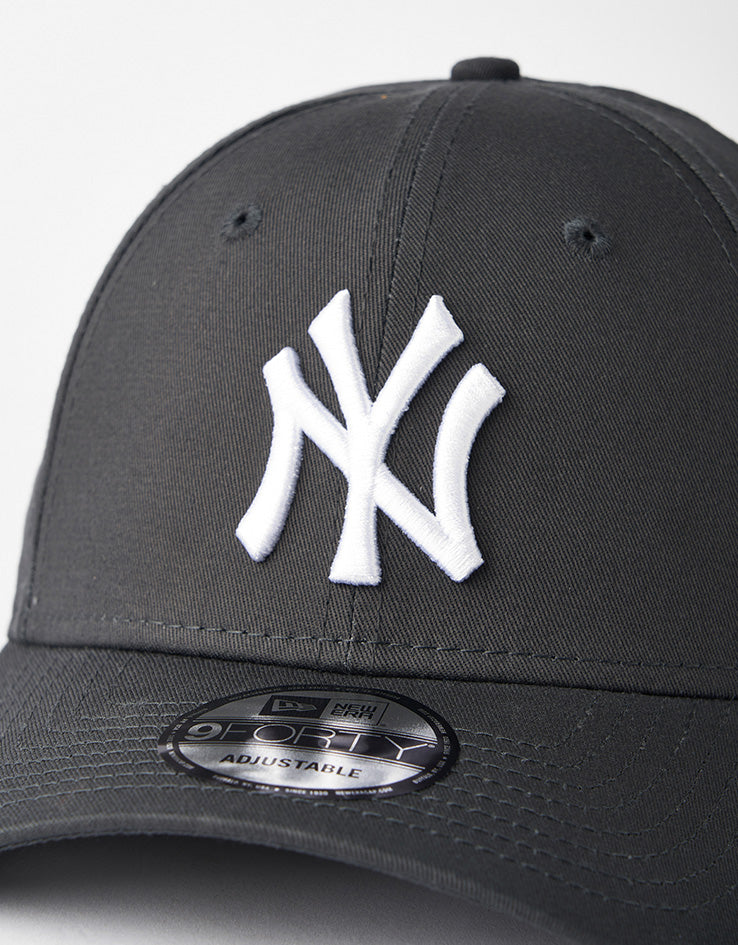 New Era New York Yankees League Essential 9FORTY® Strapback Cap - Charcoal