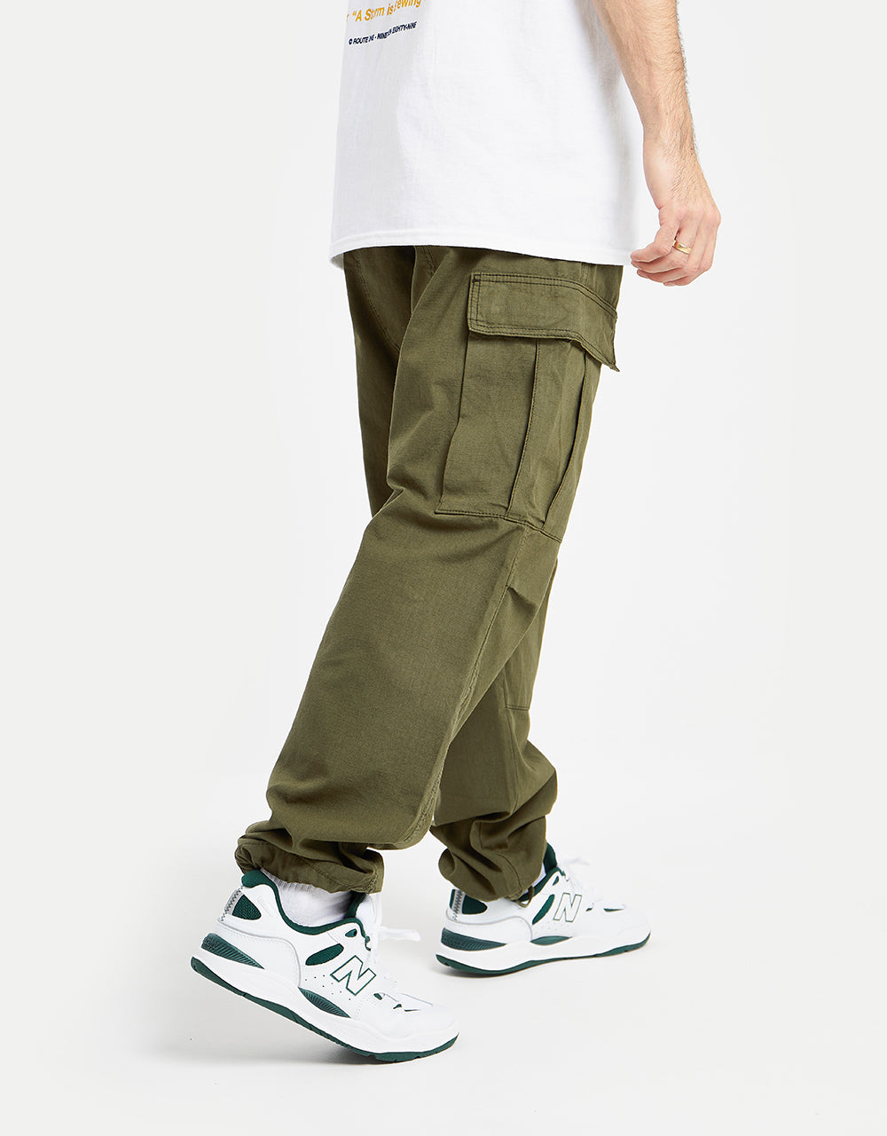 Olive Cargo Pants with White and Brown High Top Sneakers Casual Warm  Weather Outfits In Their 20s (10 ideas & outfits) | Lookastic