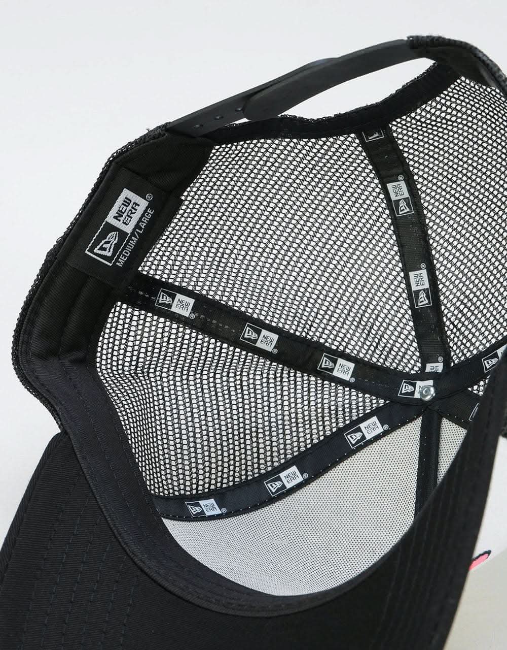 New Era x Santa Cruz 9Forty Slasher Trucker Cap - White/Black