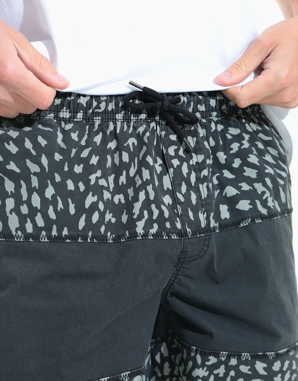 Globe Wild Life Poolshort - Black