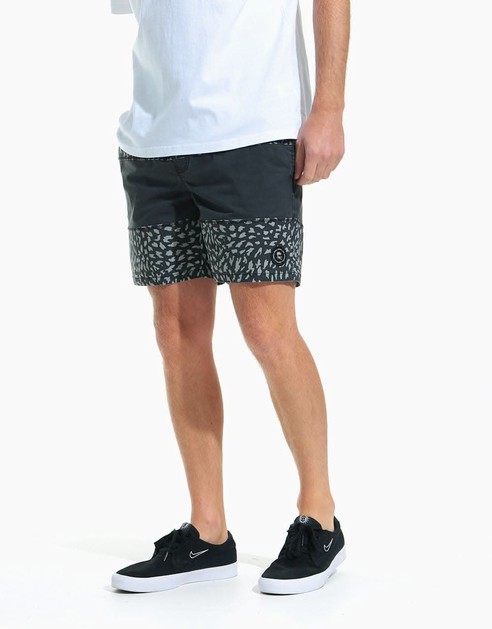 Globe Wild Life Poolshort - Black