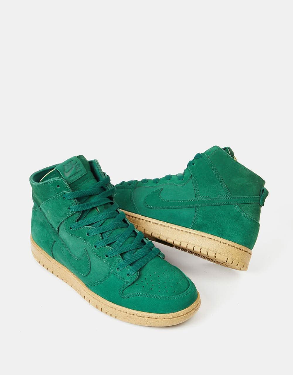 Forest green best sale nike shoes womens